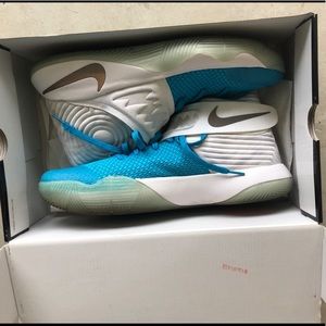 Kyrie 2 “Christmas”